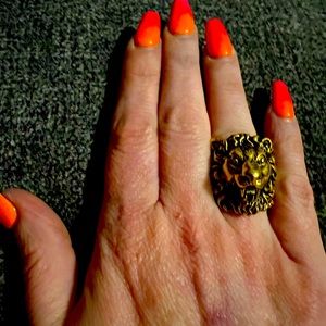 Authentic GUCCi ring! Lion head logo! Rare find. Size Gucci 23.